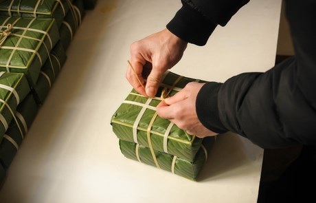 Những chiếc bánh chưng xanh vuông vức ra đời.