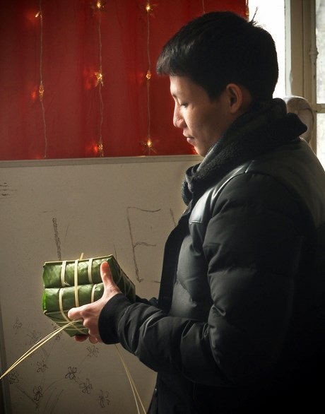 Những chiếc bánh chưng xanh vuông vức ra đời.