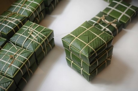 Những chiếc bánh chưng xanh vuông vức ra đời.