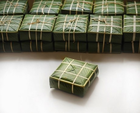 Những chiếc bánh chưng xanh vuông vức ra đời.