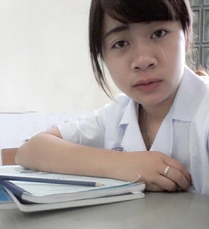 “Con buôn” sinh viên: Buôn bán cũng cần “đanh đá” - 1 Nguyễn Giang kinh doanh hoa pha lê và mứt Tết