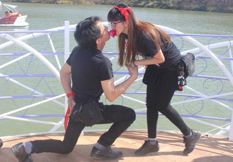 Màn thể hiện lãng mạn của một cặp đôi.