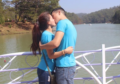 Đôi bạn trẻ có nụ hôn ấn tượng và lãng mạn nhất.