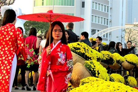 Bạn trẻ Đà Nẵng rạng rỡ bên đường hoa Tết - 13 Kimono Nhật Bản cùng hoa khoe sắc