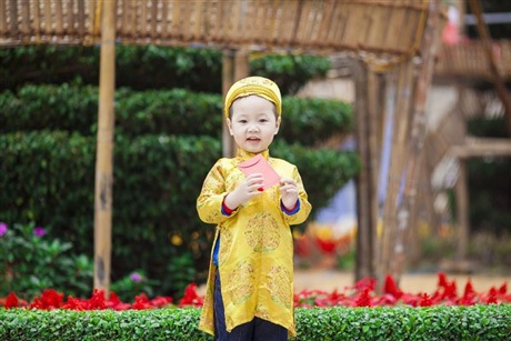 Bạn trẻ Đà Nẵng rạng rỡ bên đường hoa Tết - 9 Em bé hào hứng bên đường hoa