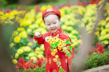 Bạn trẻ Đà Nẵng rạng rỡ bên đường hoa Tết - 8 Em bé hào hứng bên đường hoa