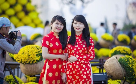 Bạn trẻ Đà Nẵng rạng rỡ bên đường hoa Tết - 5 Áo dài luôn là sự lựa chọn hàng đầu cho các thiếu nữ