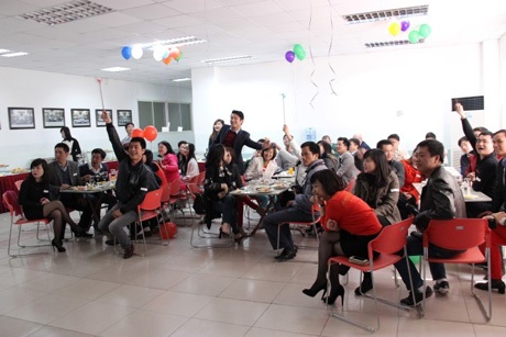 DAS - Cánh cửa mở ra MBA quốc tế với chi phí hợp lý - 3 Học viên hào hứng phản biện trong không gian mở phóng khoáng