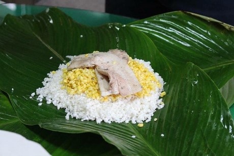 Thư ngắn đầu năm gửi về quê nhà từ ĐH Dongshin, Hàn Quốc - 3 DHS Việt tại ĐH Dongshin, Hàn Quốc gói bánh chưng chuẩn bị tất niên (Ảnh: Phạm Quang DSU).