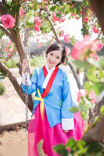 Thiếu nữ Hà thành đua sắc giữa vườn Xuân - 3 Hoài Thư