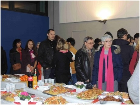 Đêm hội Tết “giao hòa thời gian” của du học sinh Việt tại Grenoble - 6 Khách quốc tế ấn tượng với các món ăn đặc trưng của Tết Việt.
