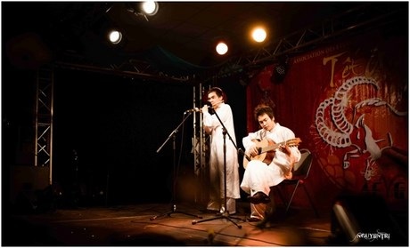 Đêm hội Tết “giao hòa thời gian” của du học sinh Việt tại Grenoble - 8 Song tấu sáo trúc – guitar “Hình bóng quê nhà”.