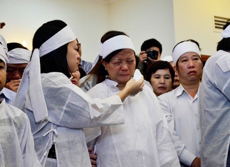 Bài thơ xúc động của con gái ông Nguyễn Bá Thanh - 1 Con gái ông Nguyễn Bá Thanh lau nước mắt cho mẹ trong giờ truy điệu sáng 16/2.