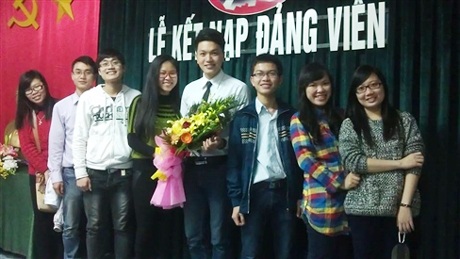 "Hot boy" điển trai, tài năng của ĐH Y Dược Thái Bình - 8 Vũ Hồng Sơn đang là sinh viên năm thứ 6 khoa Y Học Dự Phòng, Đại học Y Dược Thái Bình.