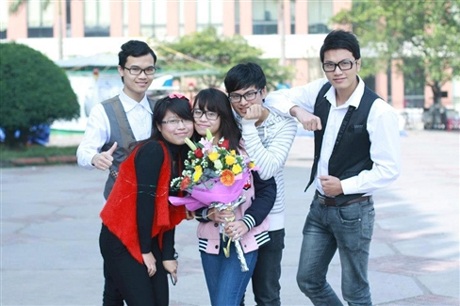 "Hot boy" điển trai, tài năng của ĐH Y Dược Thái Bình - 2 Vũ Hồng Sơn đang là sinh viên năm thứ 6 khoa Y Học Dự Phòng, Đại học Y Dược Thái Bình.