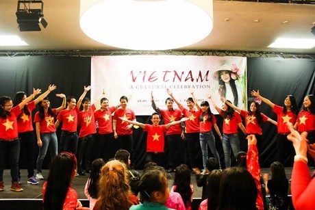 3 giờ ngập tràn sắc màu Việt ở quốc đảo “ngọc lục bảo” - 14 Sắc đỏ Việt Nam và nhiệt huyết tuổi trẻ “cháy” rực trong phần flashmob.