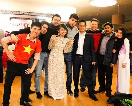 3 giờ ngập tràn sắc màu Việt ở quốc đảo “ngọc lục bảo” - 15 Sắc đỏ Việt Nam và nhiệt huyết tuổi trẻ “cháy” rực trong phần flashmob.