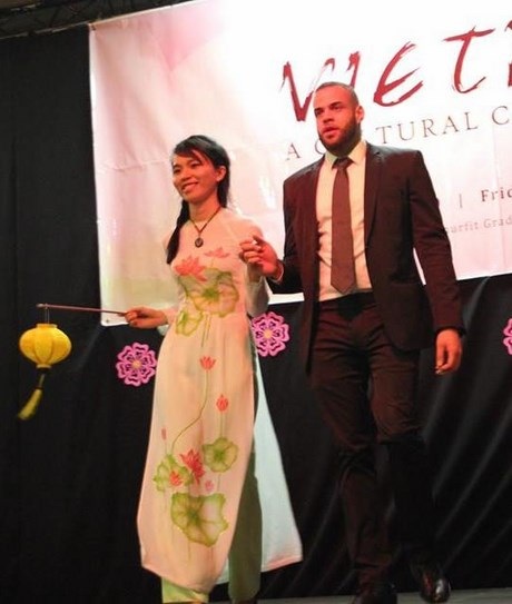 3 giờ ngập tràn sắc màu Việt ở quốc đảo “ngọc lục bảo” - 9 Ẩm thực Việt với nhiều món ăn truyền thống được giới thiệu.