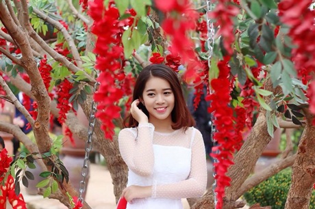 Nữ bí thư Đoàn trường xinh đẹp rạng rỡ giữa vườn hoa - 10 Hoài Thư