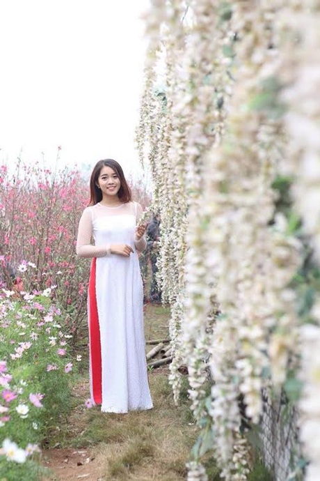 Nữ bí thư Đoàn trường xinh đẹp rạng rỡ giữa vườn hoa - 13 Hoài Thư