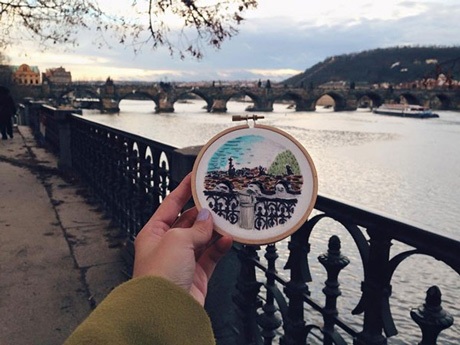 Cô gái trẻ “chụp” lại hành trình “xê dịch” bằng tranh thêu - 12 Cầu Charles ở Praha, CH Séc