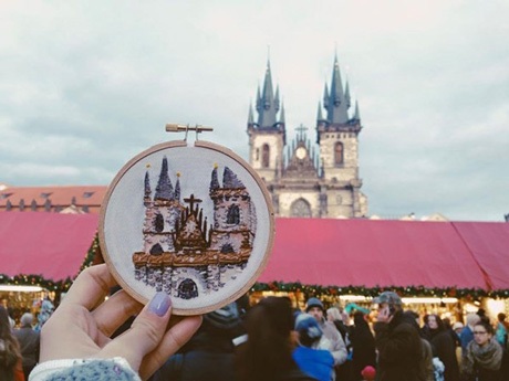 Cô gái trẻ “chụp” lại hành trình “xê dịch” bằng tranh thêu - 8 Lâu đài cổ tại Praha, CH Séc