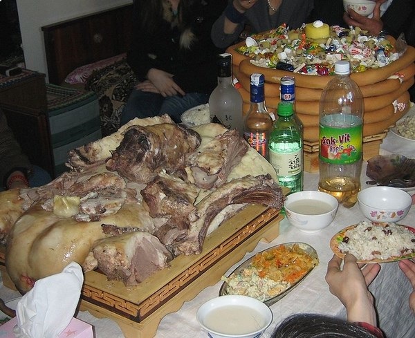 Du học sinh Việt kể chuyện Tết ở xứ sở... "cừu đông hơn người" - 2 Những quầy thịt cừu nướng và rượu sữa ngựa không thể thiếu trên bàn ăn Tết truyền thống Mông Cổ.