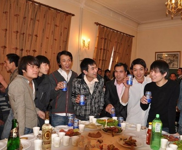 Du học sinh Việt kể chuyện Tết ở xứ sở... "cừu đông hơn người" - 1 Trần Thìn (áo trắng, thứ 2 từ phải sang) trong tiệc mừng năm mới với bạn bè.