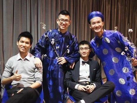 Múa quạt “Em đi chùa Hương” dân ca Bắc Bộ.