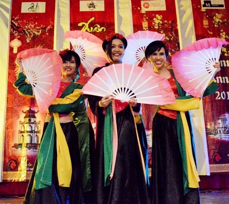 Múa quạt “Em đi chùa Hương” dân ca Bắc Bộ.