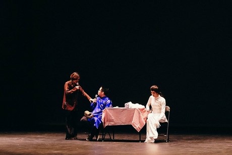 Rộn ràng “Tết Ngọt” cùng du học sinh Việt tại Canada - 9 Bạn nam Trần Minh Hiển hóa thân thành nữ với tà áo dài trắng.