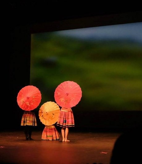 Rộn ràng “Tết Ngọt” cùng du học sinh Việt tại Canada - 10 Bạn nam Trần Minh Hiển hóa thân thành nữ với tà áo dài trắng.