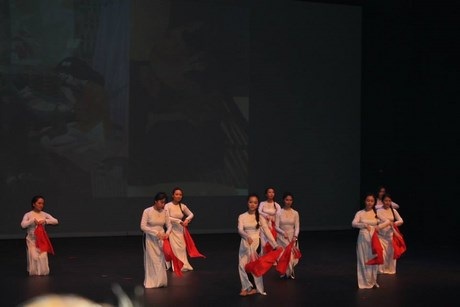 Rộn ràng “Tết Ngọt” cùng du học sinh Việt tại Canada - 11 Bạn nam Trần Minh Hiển hóa thân thành nữ với tà áo dài trắng.