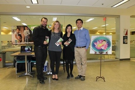 Rộn ràng “Tết Ngọt” cùng du học sinh Việt tại Canada - 3 Bạn bè Canada vui vẻ tham gia ngày hội Tết của sinh viên Việt.