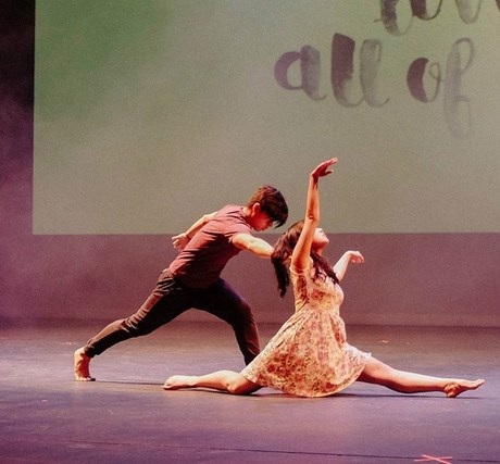 Rộn ràng “Tết Ngọt” cùng du học sinh Việt tại Canada - 8 Múa đương đại.