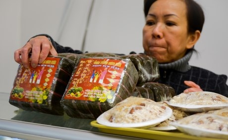 Toàn cảnh phong vị Tết Việt ở “thành phố tiệc tùng” của Canada - 10 Và cũng có đầy đủ các vật phẩm để trang hoàng ngày Tết trong gia đình.