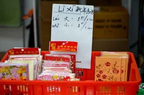 Toàn cảnh phong vị Tết Việt ở “thành phố tiệc tùng” của Canada - 12 Và cũng có đầy đủ các vật phẩm để trang hoàng ngày Tết trong gia đình.