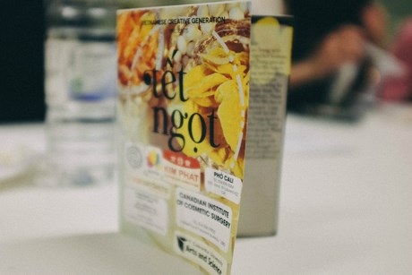 Toàn cảnh phong vị Tết Việt ở “thành phố tiệc tùng” của Canada - 15 Và cũng có đầy đủ các vật phẩm để trang hoàng ngày Tết trong gia đình.