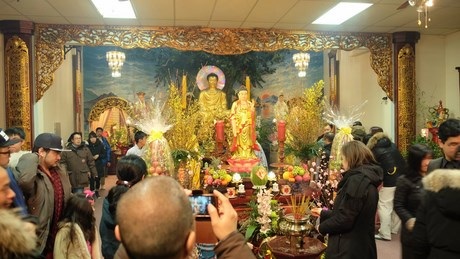 Toàn cảnh phong vị Tết Việt ở “thành phố tiệc tùng” của Canada - 18 Một trong các tiết mục đậm bản sắc quê hương trong đêm “Tết ngọt” (Ảnh: Hoàng Trung Nam).