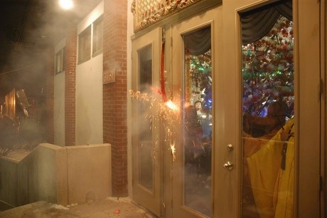 Toàn cảnh phong vị Tết Việt ở “thành phố tiệc tùng” của Canada - 19 Đốt pháo sáng trong giờ phút “sang canh” Giao thừa tại chùa Quan Âm.