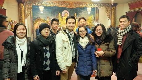 Toàn cảnh phong vị Tết Việt ở “thành phố tiệc tùng” của Canada - 20 Du học sinh chụp hình lưu niệm đầu xuân tại chùa Quan Âm trong ngày mùng 1 Tết.