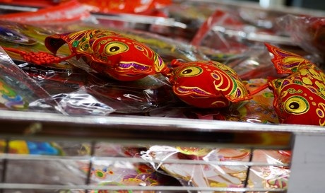 Toàn cảnh phong vị Tết Việt ở “thành phố tiệc tùng” của Canada - 7 Và cũng có đầy đủ các vật phẩm để trang hoàng ngày Tết trong gia đình.