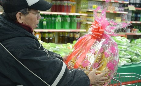 Toàn cảnh phong vị Tết Việt ở “thành phố tiệc tùng” của Canada - 8 Và cũng có đầy đủ các vật phẩm để trang hoàng ngày Tết trong gia đình.