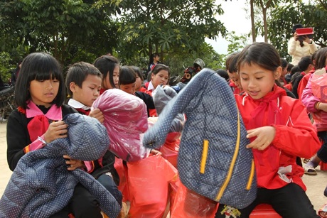 10 ngày làm nên “Mùa xuân cho em” - 6 Nụ cười của em nhỏ khi được nhận những món quà ấm áp của đoàn.