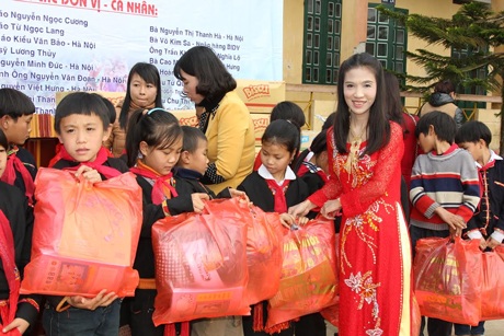 10 ngày làm nên “Mùa xuân cho em” - 4 Tác giả bài viết trao quà cho các em học sinh.