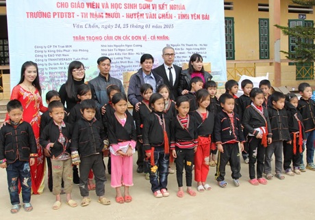10 ngày làm nên “Mùa xuân cho em” - 5 Đoàn thiện nguyện chụp ảnh lưu niệm cùng các em học sinh.