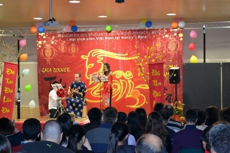 Song tấu đàn sáo