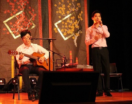 Gặp chàng nhạc sĩ sinh viên điển trai của “Mùa xuân đầu tiên” - 3 Không chỉ sáng tác nhạc, Nghĩa còn hay hát và hát khá hay.