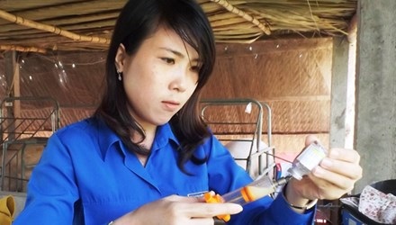 Chị Như đang pha chế thuốc.