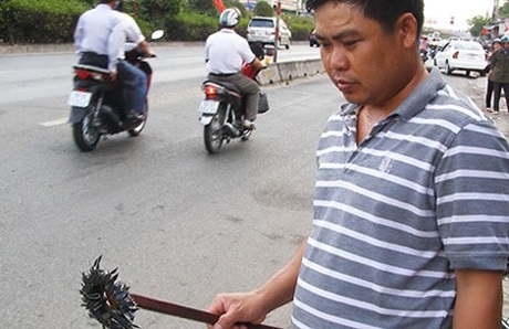 Hai thanh niên chống “đinh tặc” trên cầu An Phú Đông - 1 Mỗi sáng anh Phong hút được hàng trăm cây đinh sắc nhọn.
